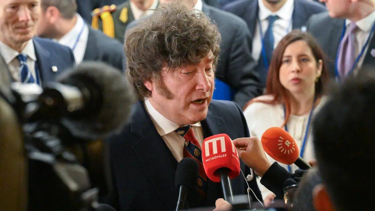 Javier Milei habla con la prensa.