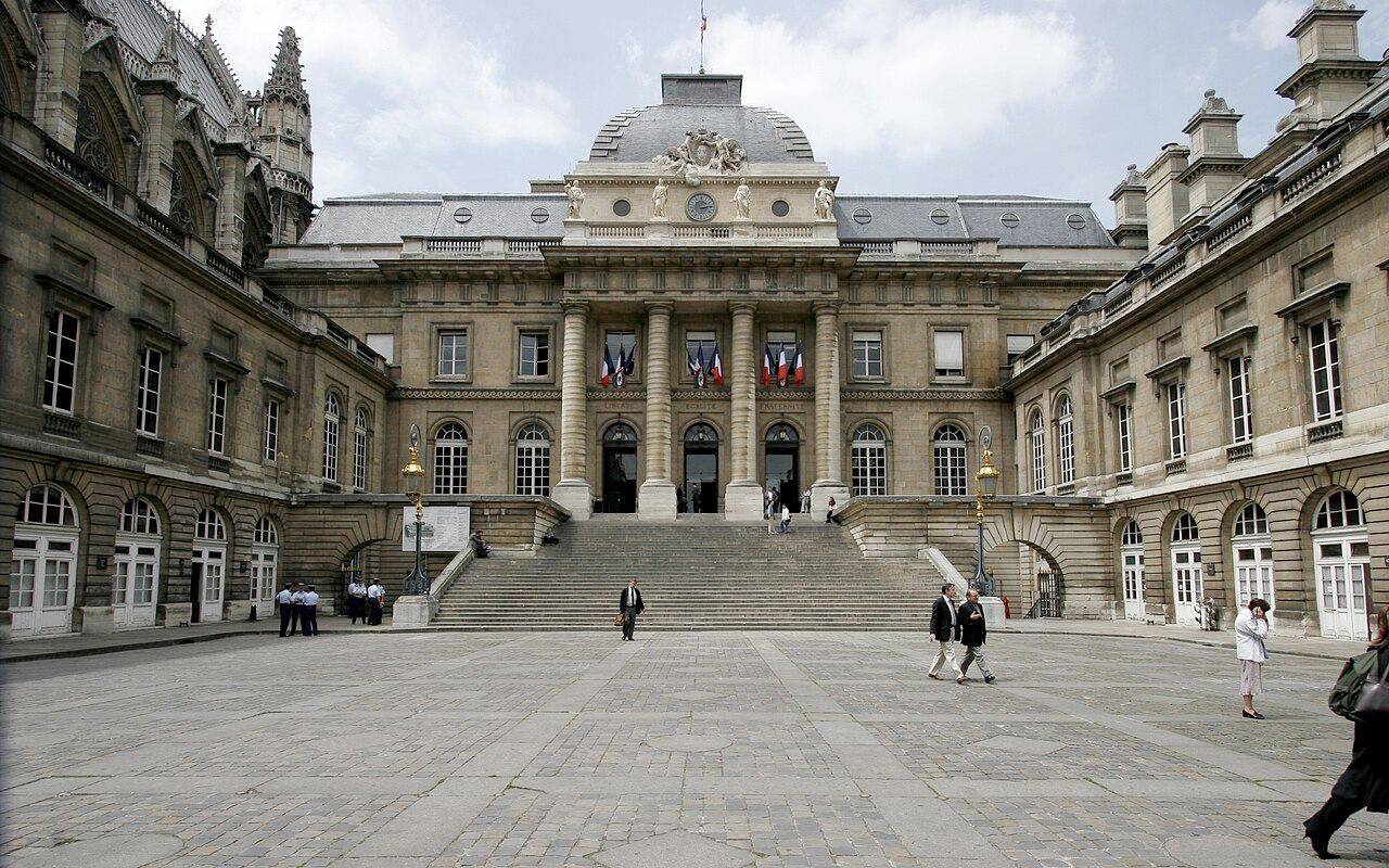 Fachada y patio de entrada del Palacio de Justicia de París.