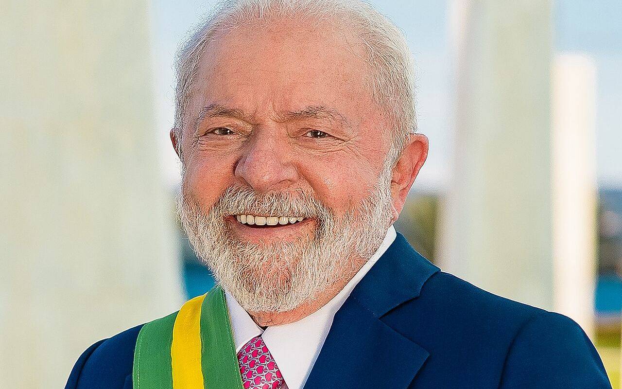 Retrato oficial de Luiz Inácio Lula da Silva, sonriente, con traje azul y banda presidencial de Brasil.