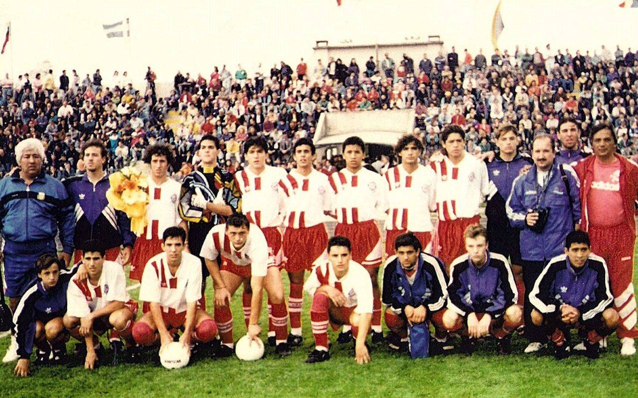 Equipo de Argentinos Juniors posa en una cancha en una foto de archivo.