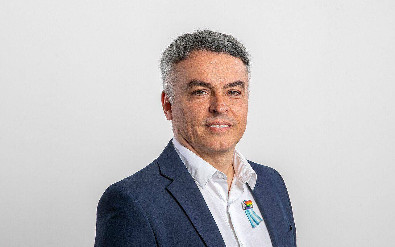 Esteban Paulón, con saco azul y camisa blanca, posa para un retrato.