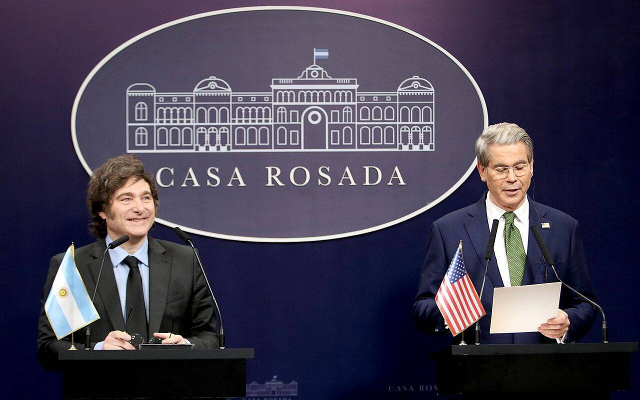 Scott Bessent y Javier Milei en una declaración conjunta en la Casa Rosada.