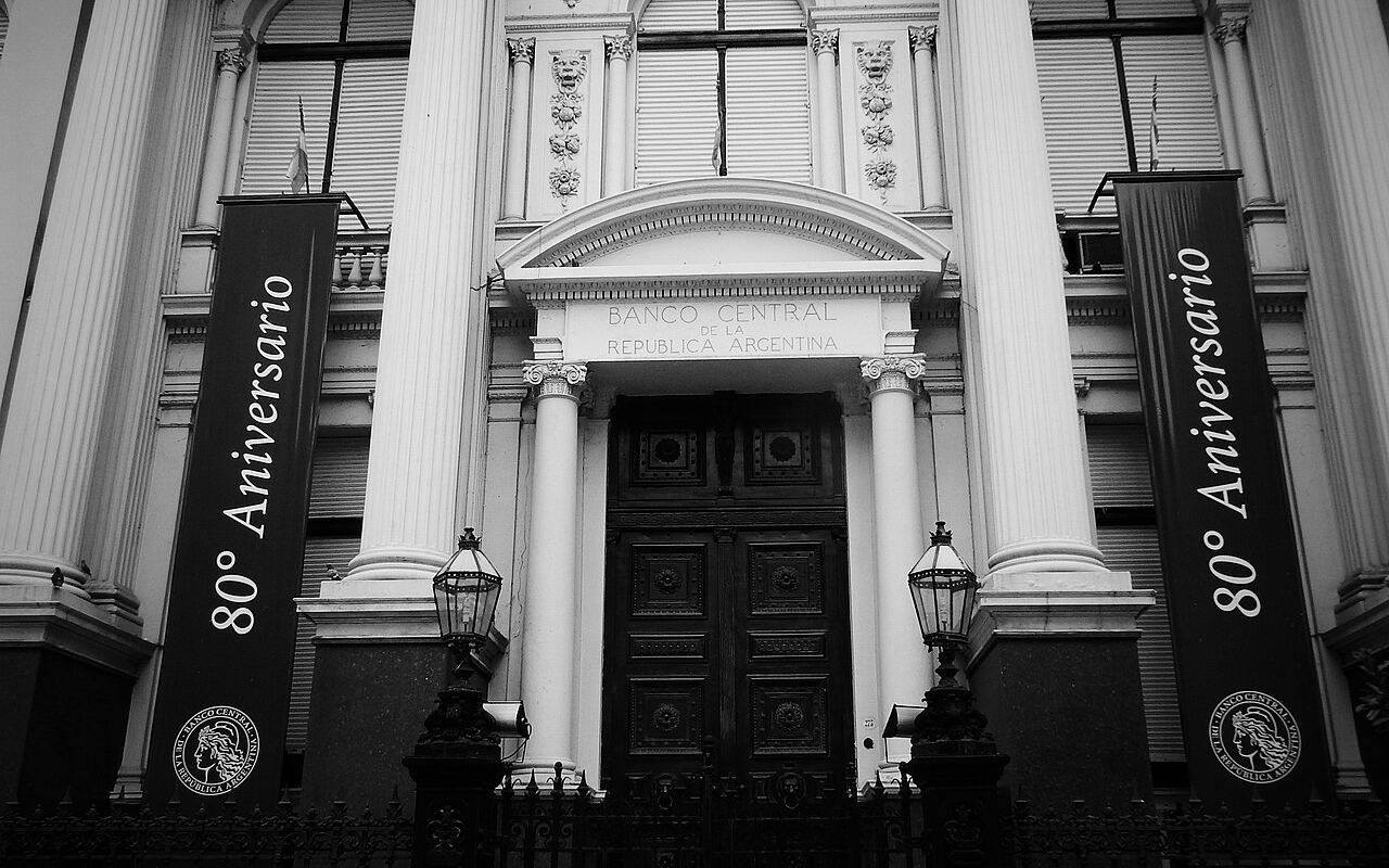 Fachada del Banco Central de la República Argentina, con columnas y un reloj sobre la entrada.
