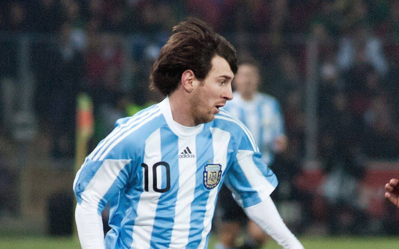 Lionel Messi con la camiseta de la selección argentina, junto a la pelota durante un partido.