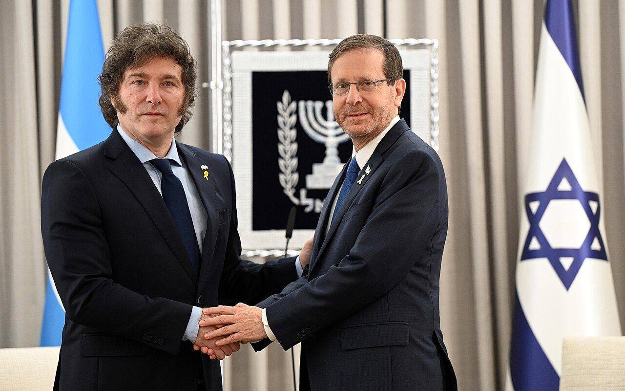 Javier Milei estrecha la mano de Isaac Herzog durante una visita a Israel.