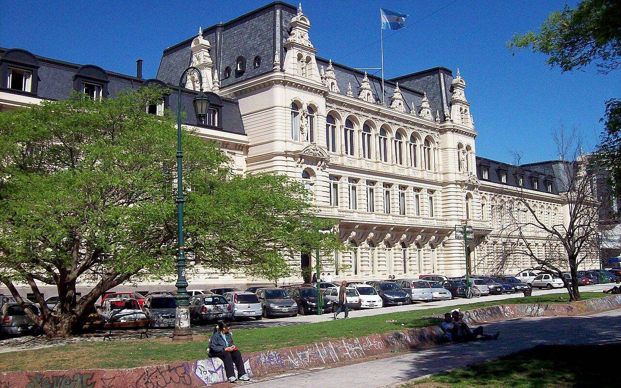 Vista exterior del Palacio Pizzurno, sede del Ministerio de Educación, en Buenos Aires.