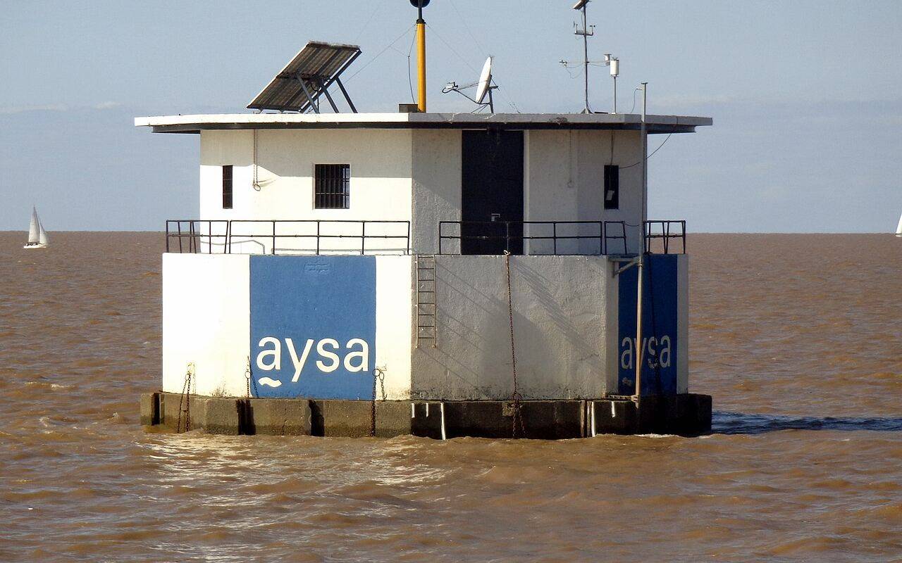 Torre de toma de agua de AySA en el Río de la Plata, con el logo de la empresa visible