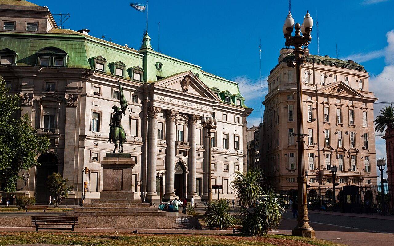 Fachada del edificio histórico del Banco de la Nación Argentina en Plaza de Mayo, Buenos Aires