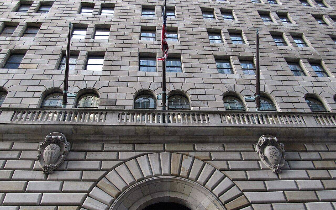 Fachada de un edificio de banco tradicional con detalles arquitectónicos de piedra