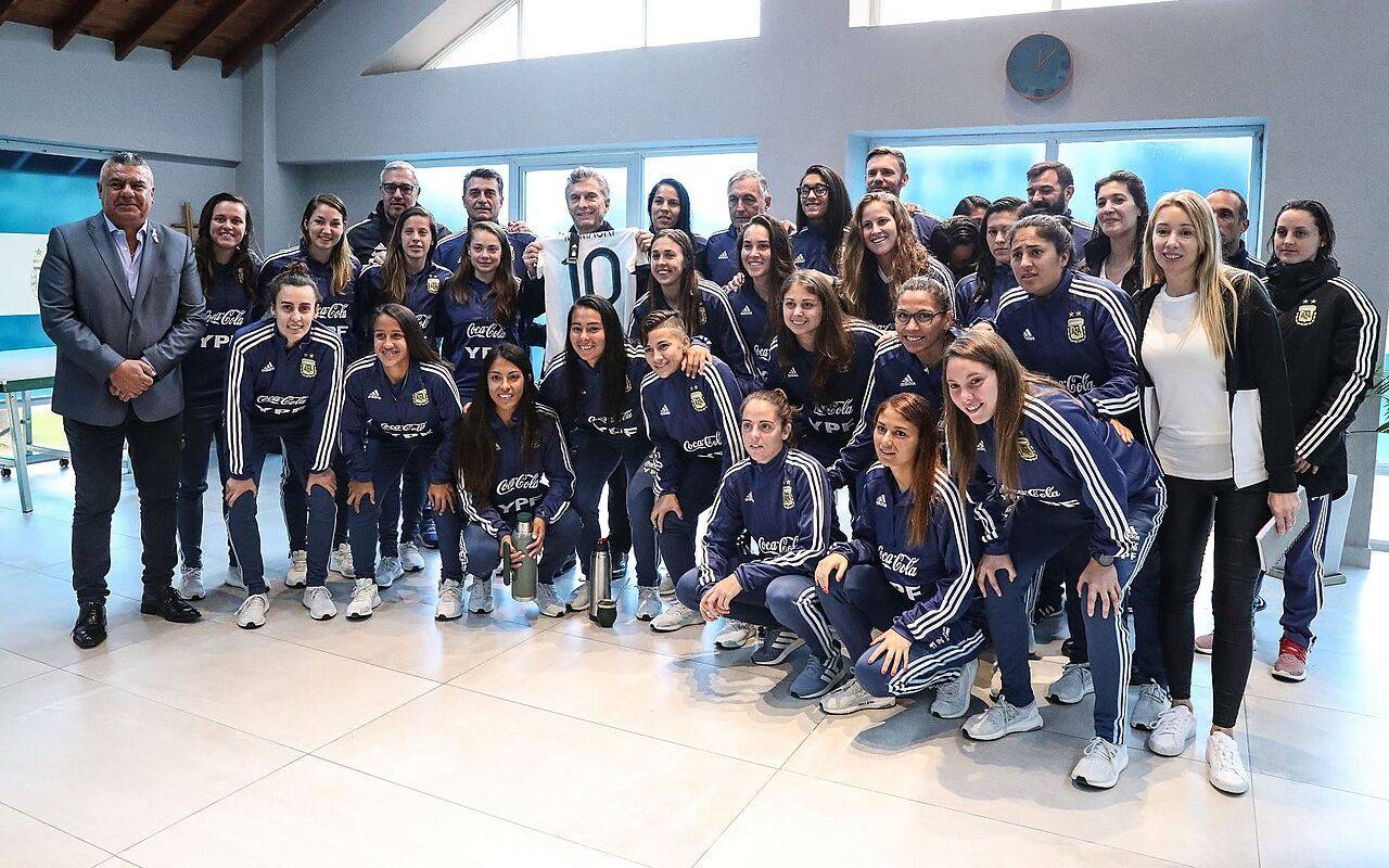 Selección argentina de fútbol femenino posando en una foto institucional