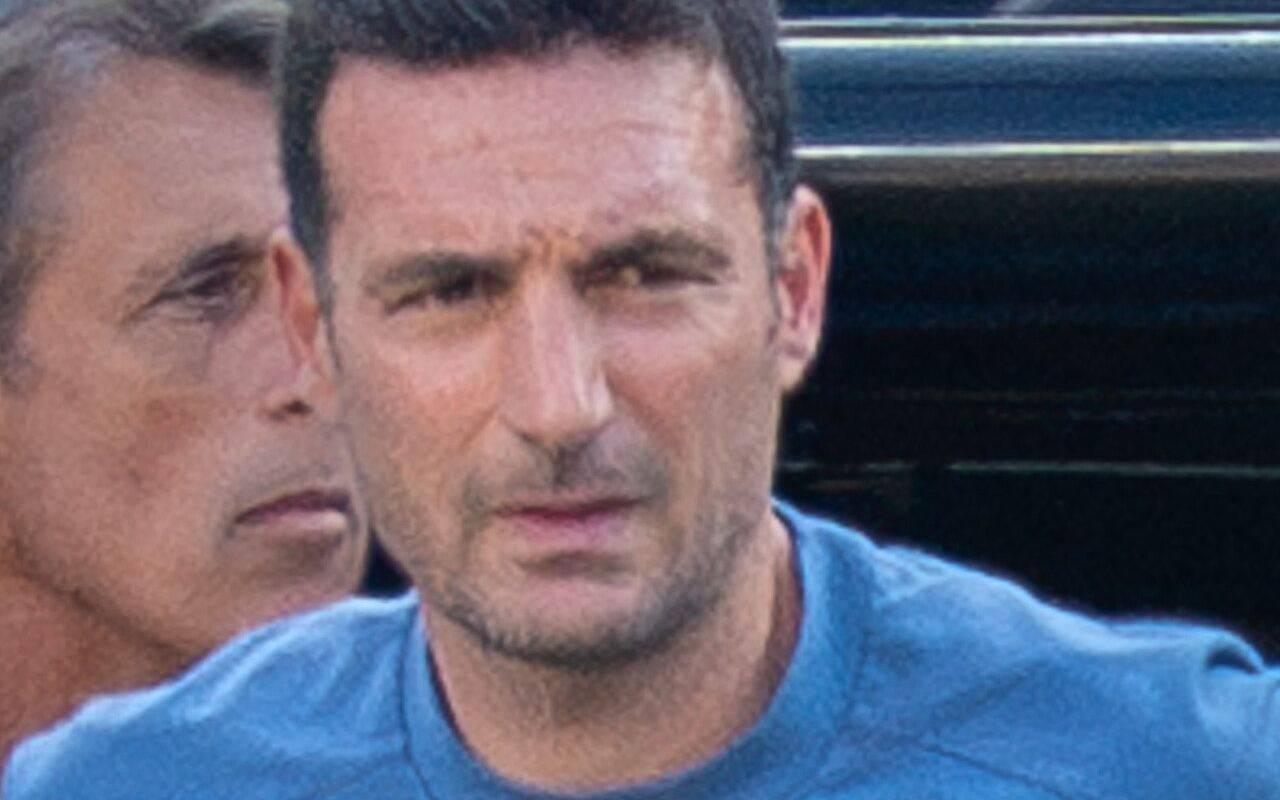 Lionel Scaloni con una camiseta de entrenamiento de la selección argentina.