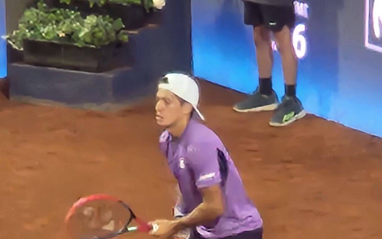 Sebastian Baez jugando un partido de tenis en canchas de polvo de ladrillo