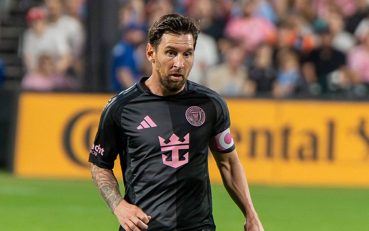 Lionel Messi jugando un partido con la camiseta negra y rosa del Inter Miami