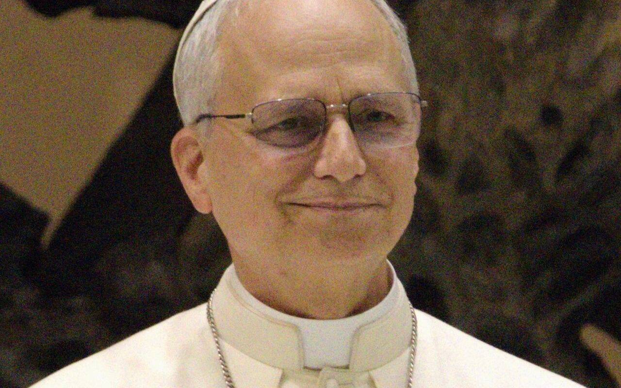 Retrato de medio cuerpo del Papa León XIV sonriendo