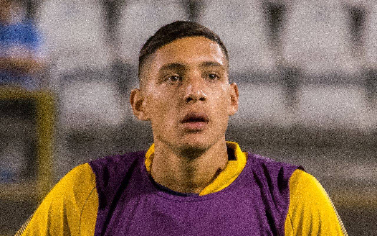 Retrato de un jugador de Rosario Central con pechera violeta y amarilla