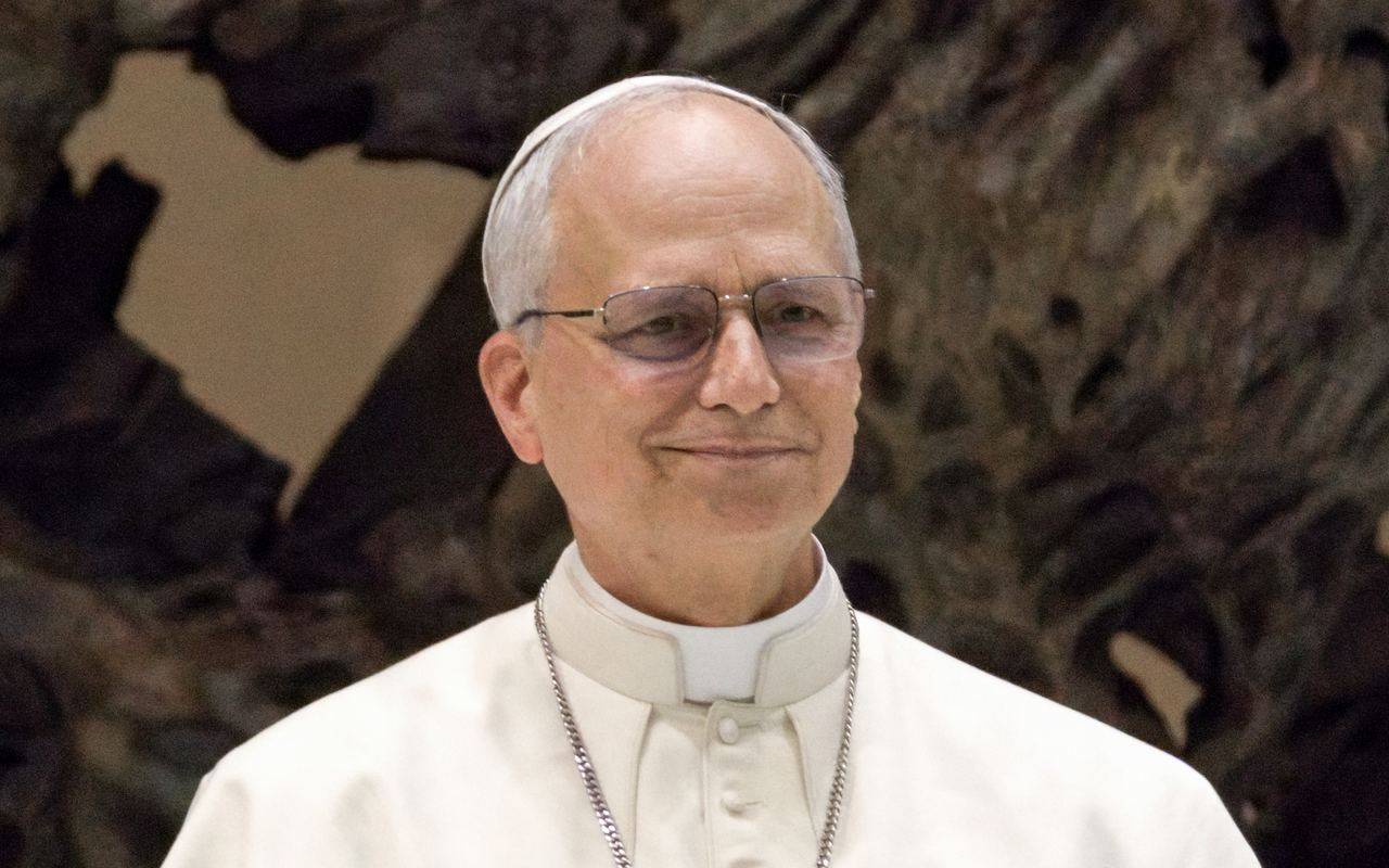 Retrato del papa León XIV con vestimenta papal blanca