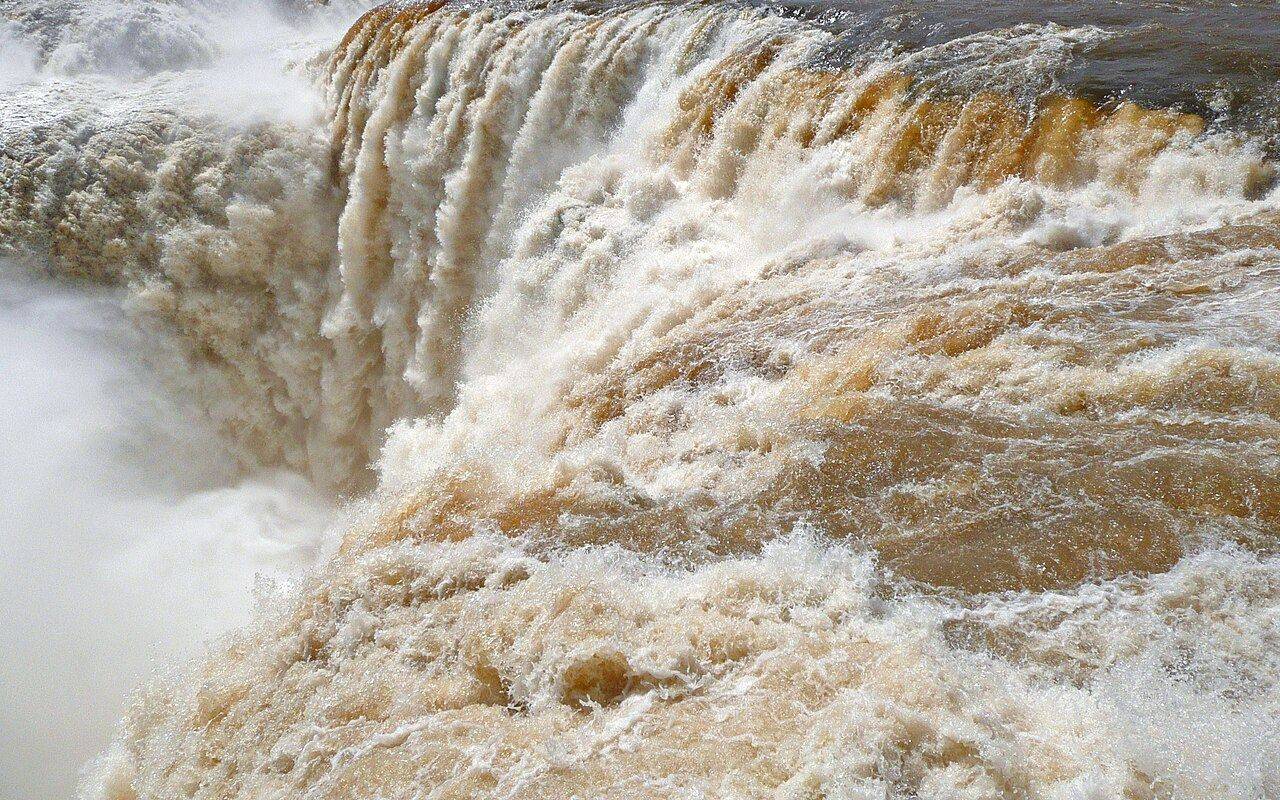 Vista panorámica de la Garganta del Diablo en las Cataratas del Iguazú con un caudal muy elevado