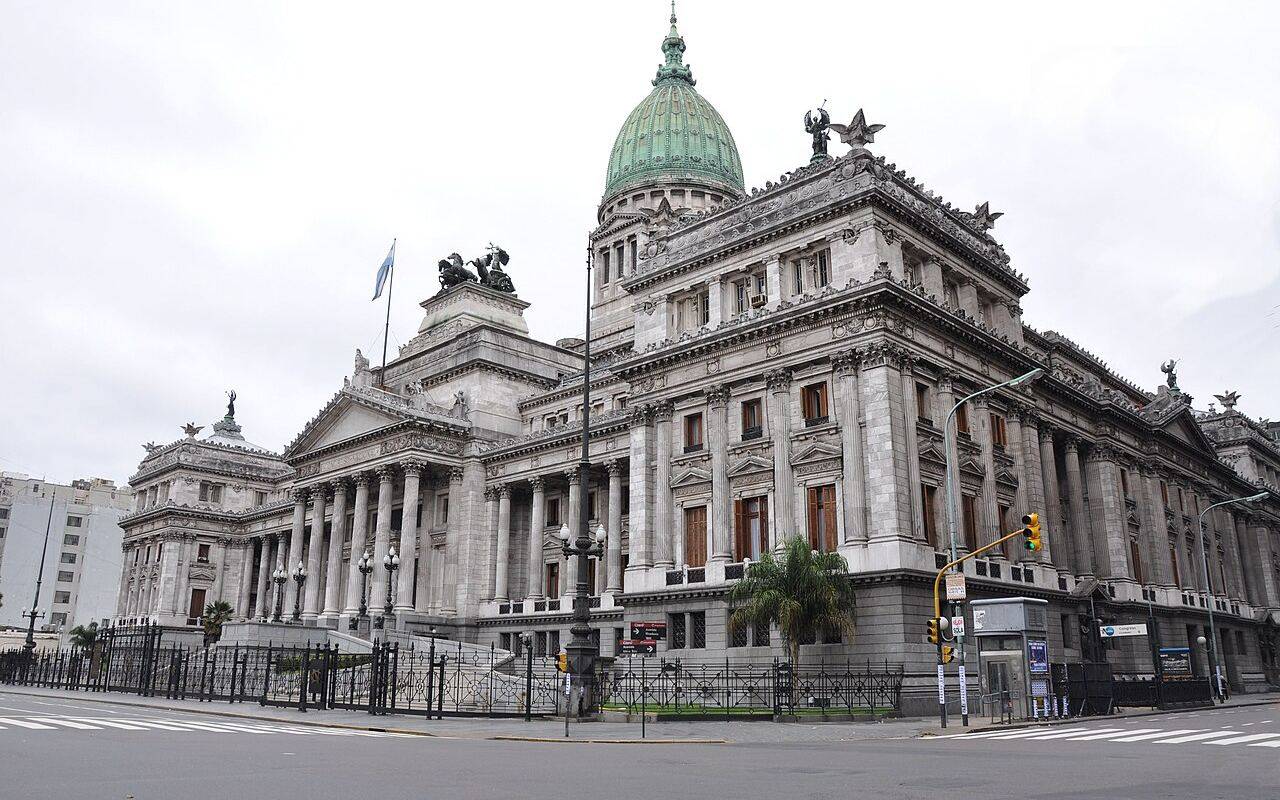 Fachada del Palacio del Congreso de la Nación Argentina con iluminación diurna