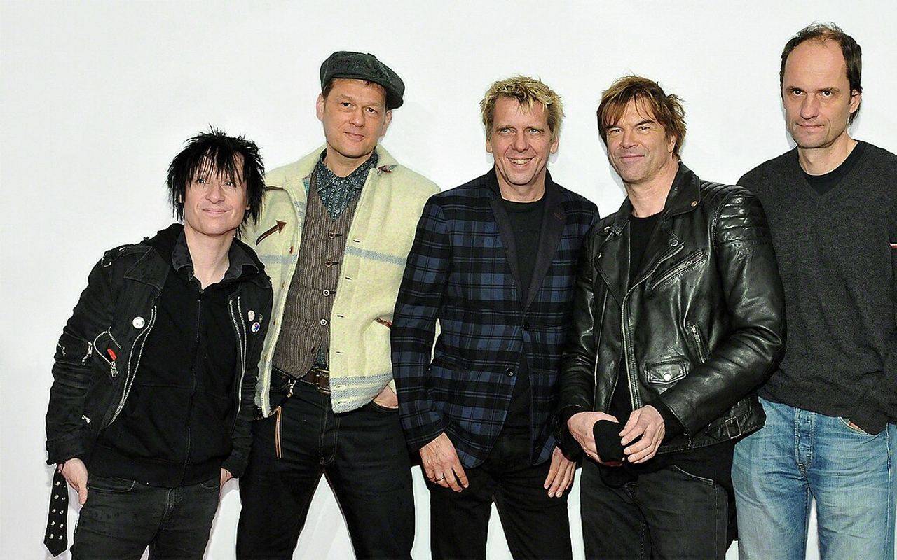 Los integrantes de la banda alemana Die Toten Hosen posando juntos