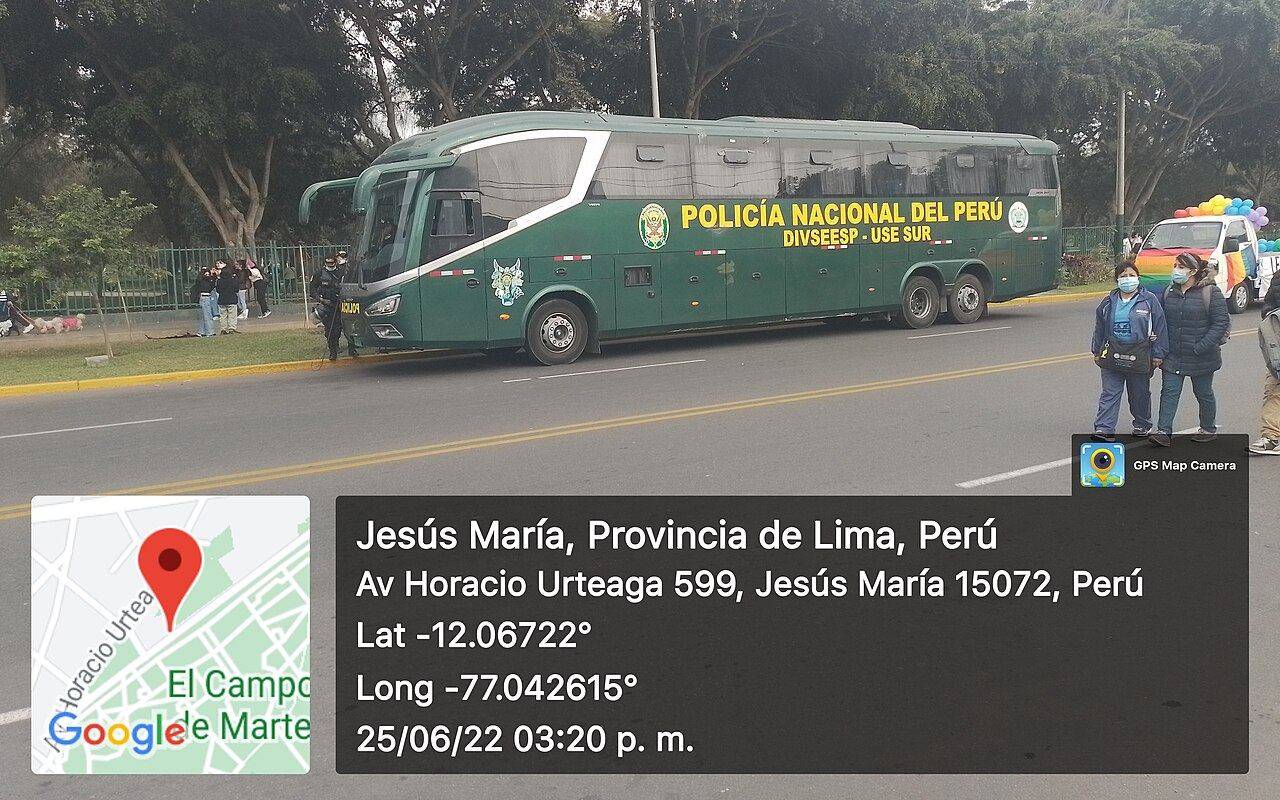Bus de la Policia del Peru en el Campo de Marte