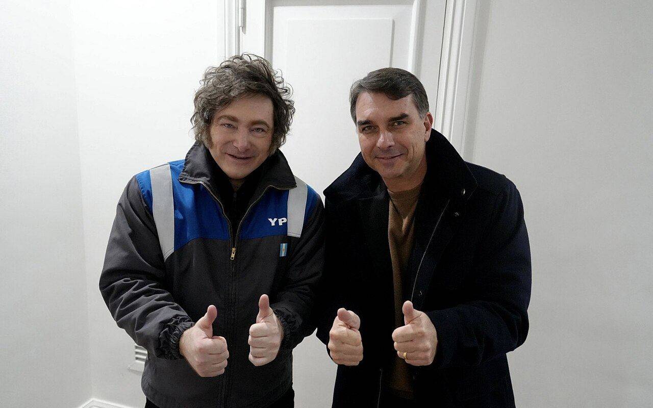 Javier Milei y Flávio Bolsonaro posando juntos sonrientes