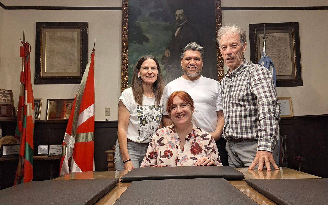 Homenaje de la vicelehendakari Ibone Bengoetxea y miembros del Gobierno Vasco en el club Laurak Bat en Buenos Aires