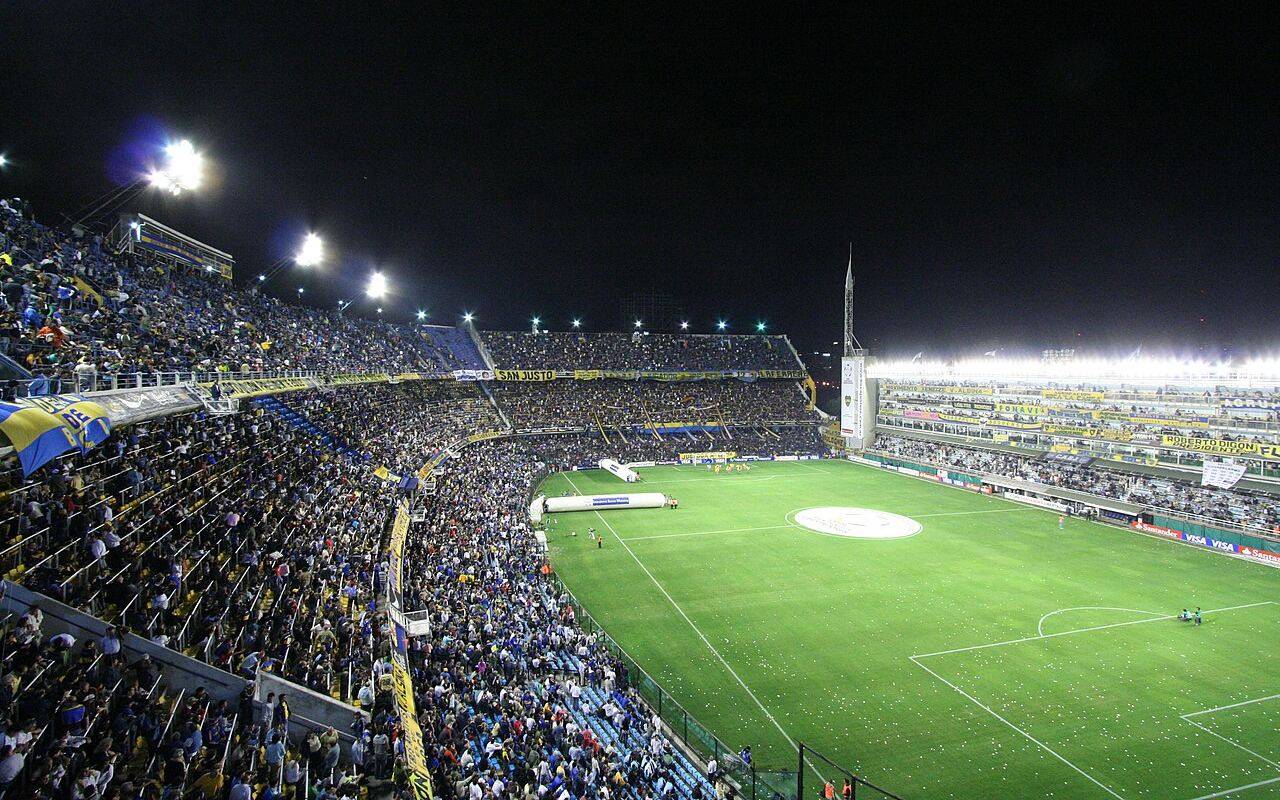 Estadio La Bombonera iluminado y con público