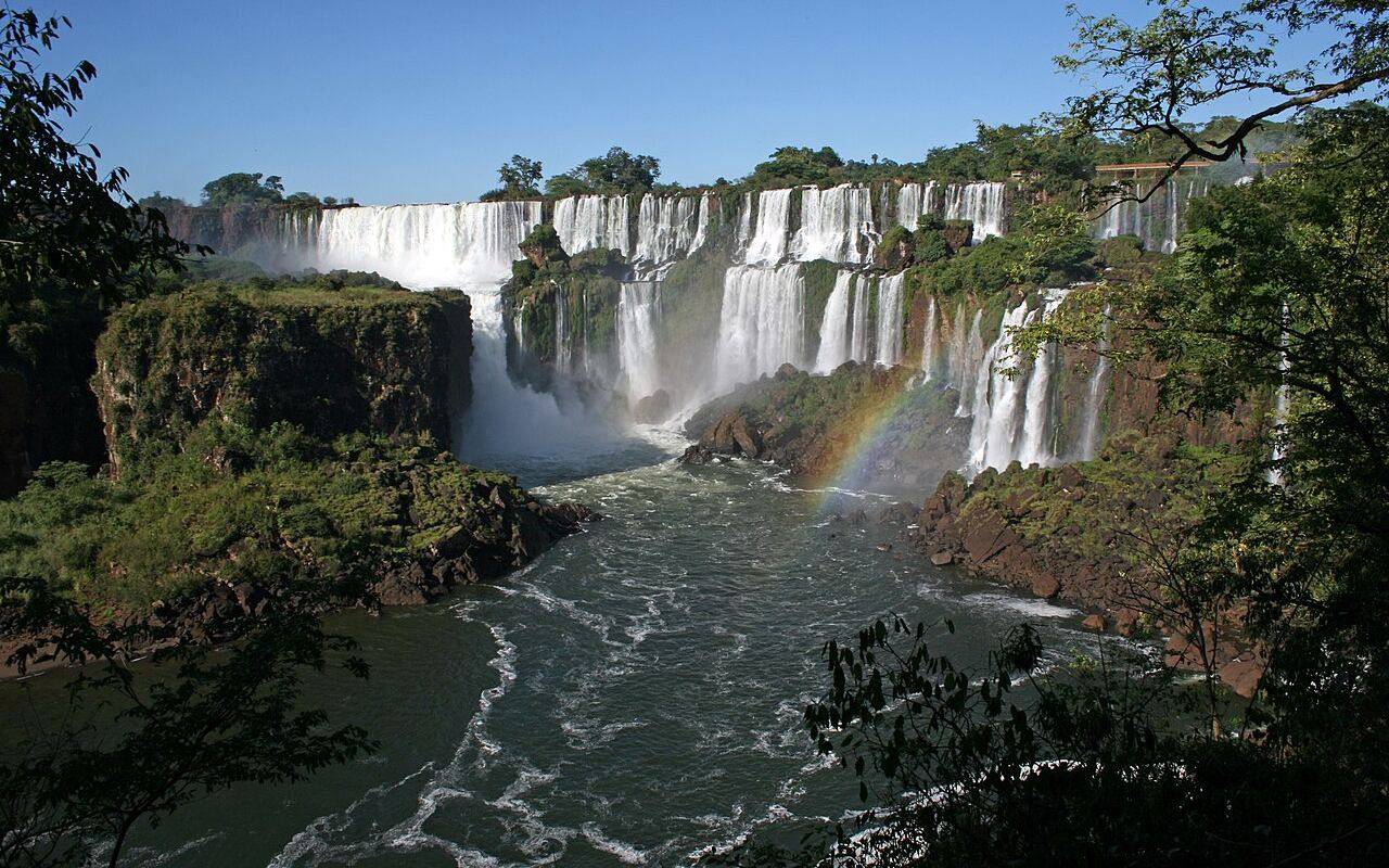 Vista panorámica de las Cataratas del Iguazú con un arcoíris
