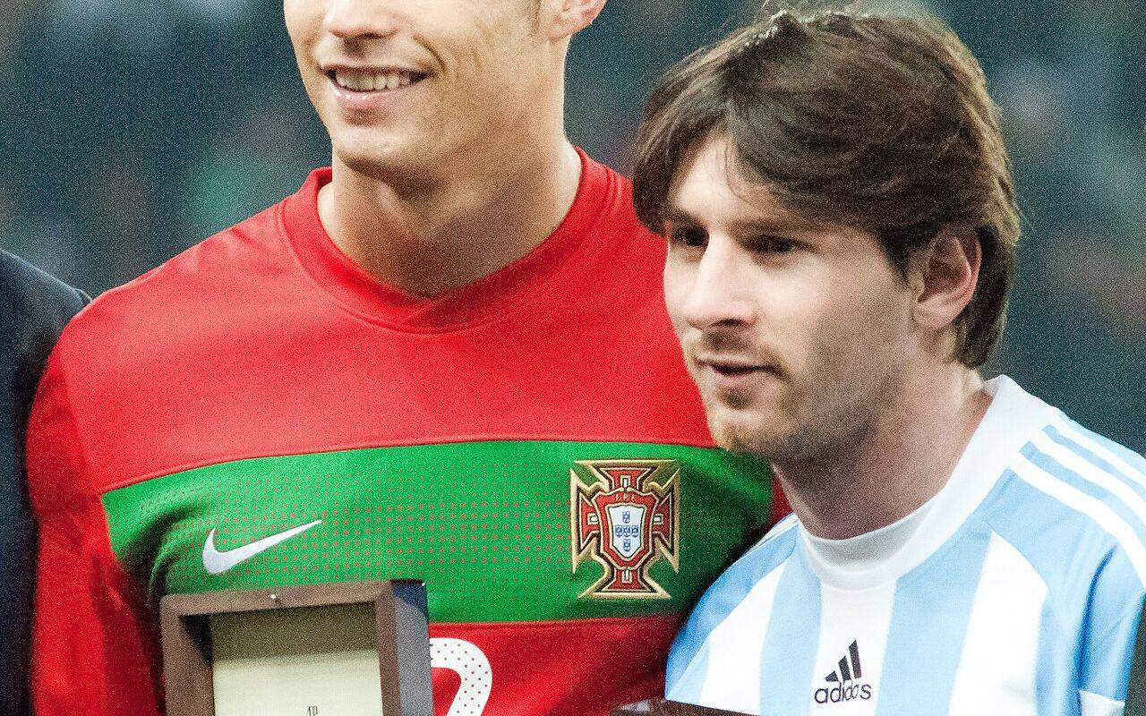 Cristiano Ronaldo y Lionel Messi juntos en un partido entre Portugal y Argentina en febrero de 2011