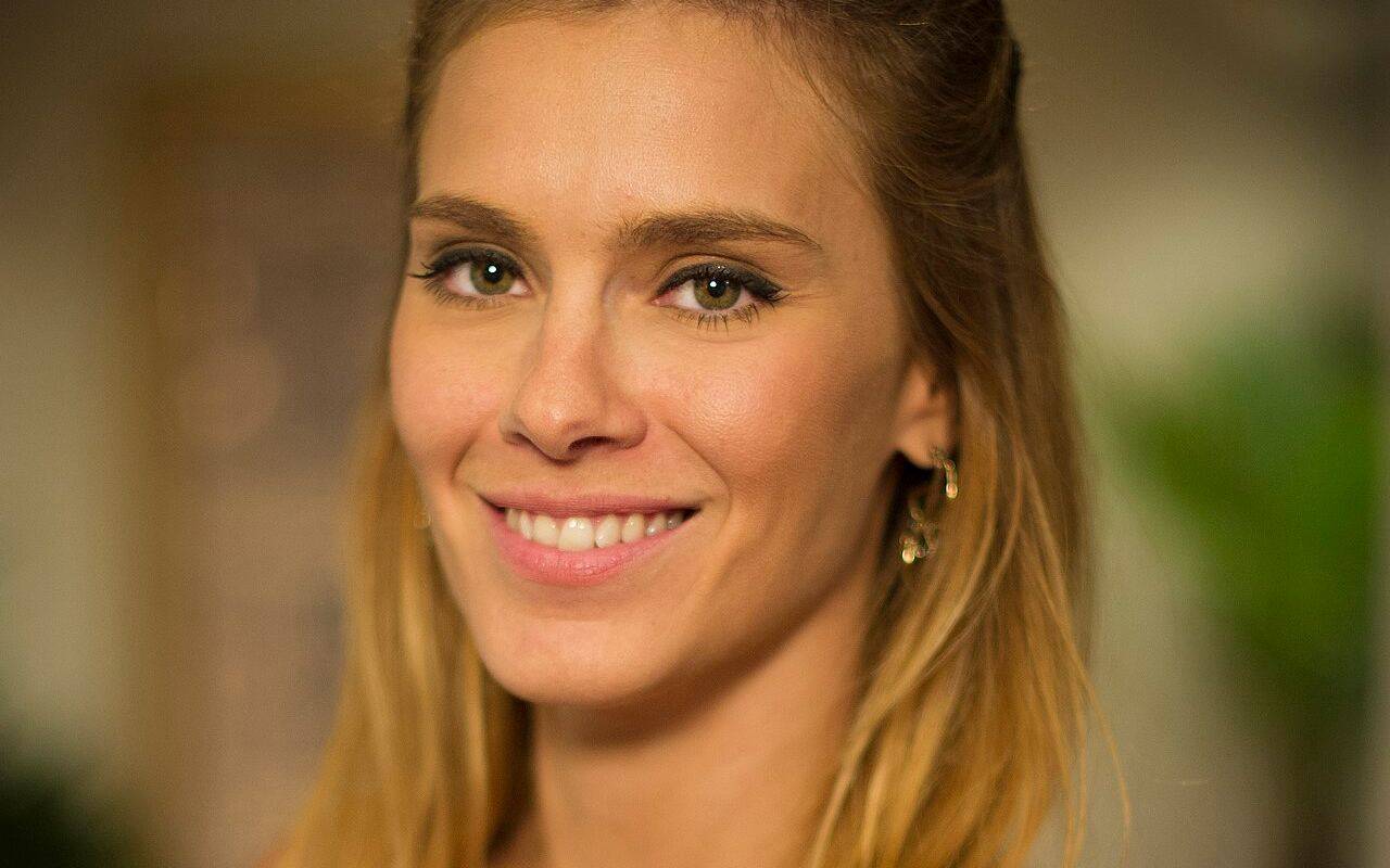 Retrato de Carolina Dieckmann sonriendo