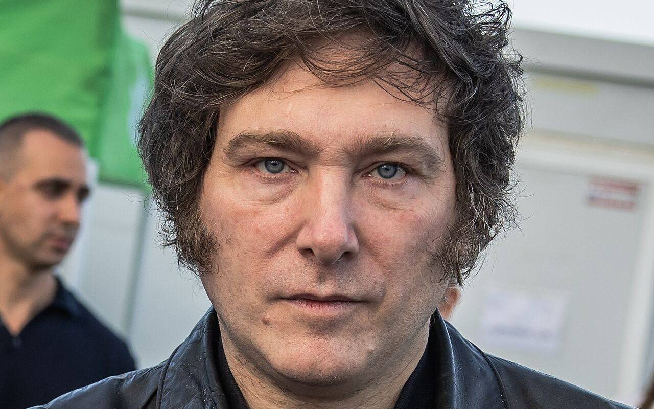Retrato de Javier Milei en un evento