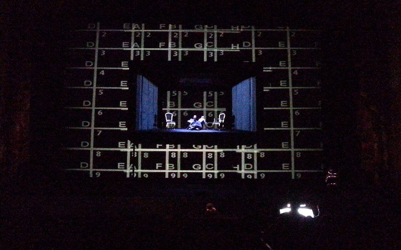 Proyección o escena en el escenario durante la obra Quartett en Buenos Aires