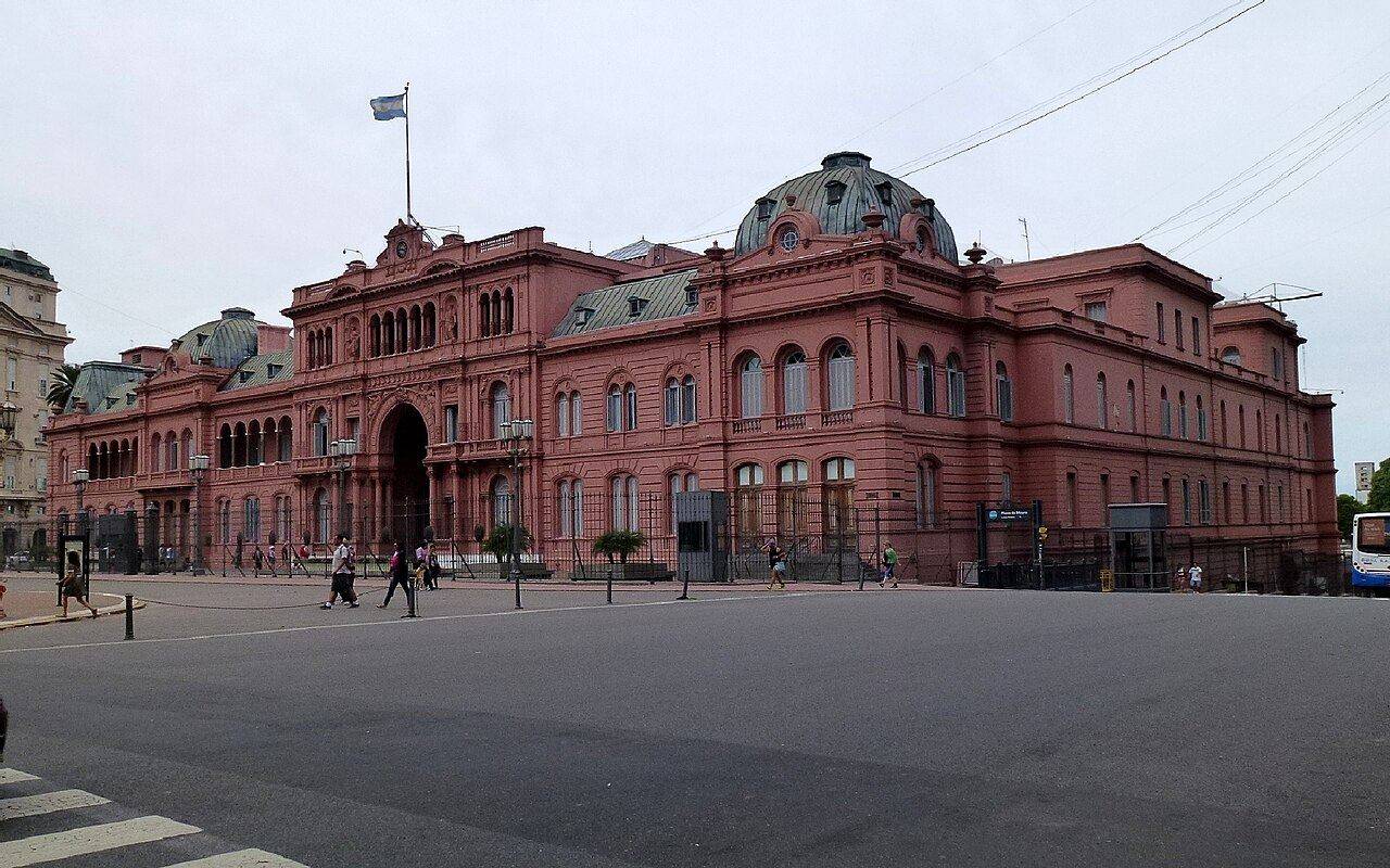 Vista frontal y general de la Casa Rosada en Buenos Aires, edificio gubernamental asociado a las medidas de empleo público.