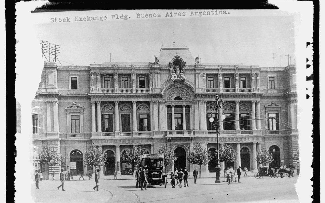 Edificio histórico de la Bolsa de Comercio de Buenos Aires en una fotografía antigua