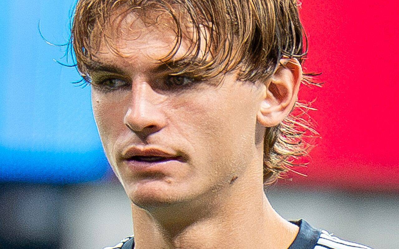 Retrato de perfil cercano de Nico Paz luciendo la camiseta de Argentina
