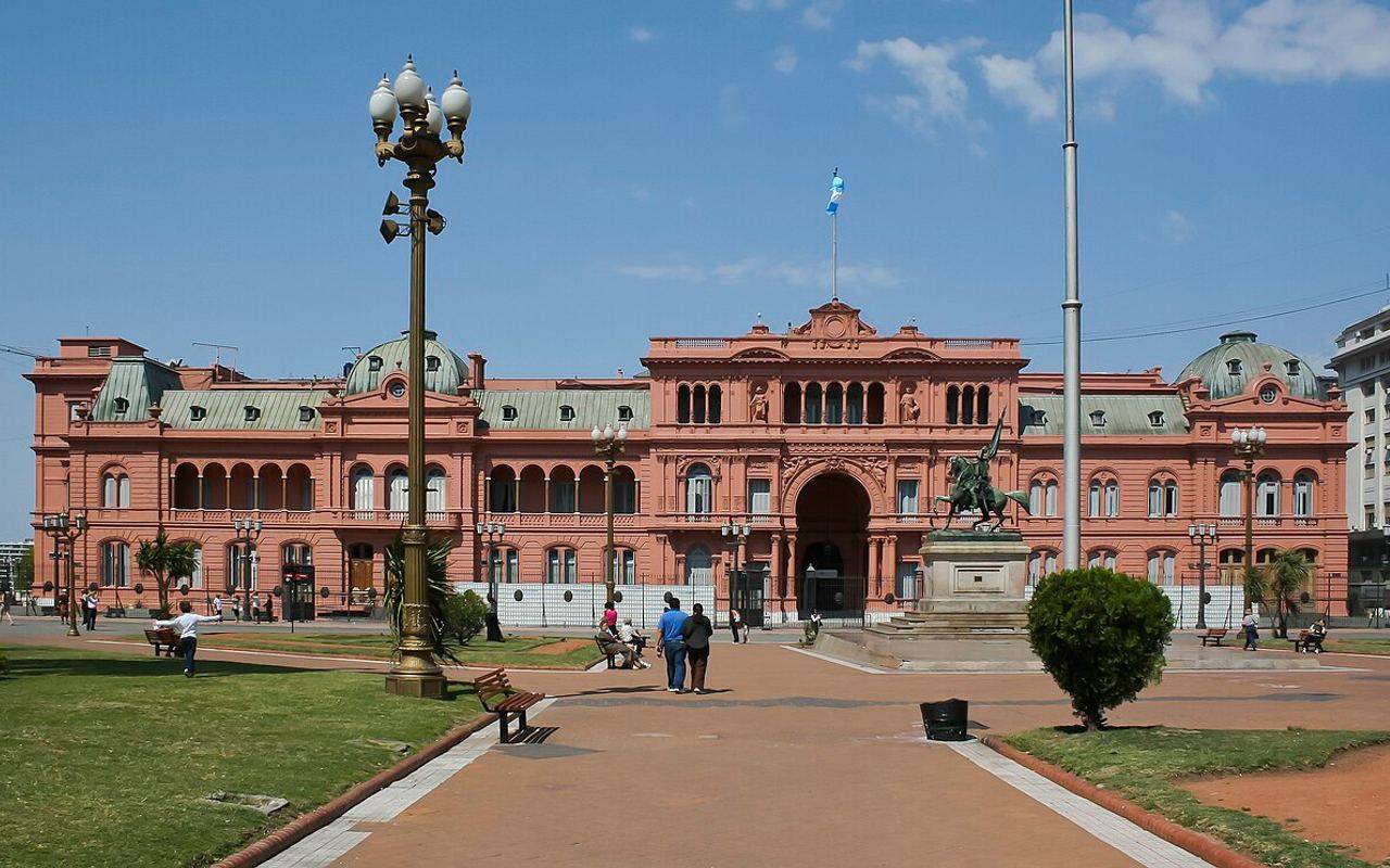 Fachada de la Casa Rosada vista desde la Plaza de Mayo, en Buenos Aires.