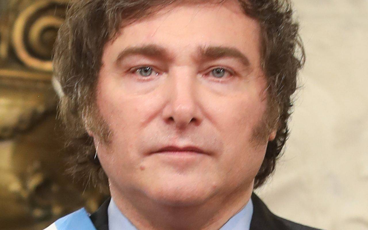Retrato de Javier Milei con traje y banda presidencial argentina.