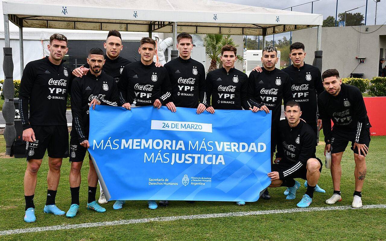 Jugadores de la selección argentina posan con una bandera por el Día de la Memoria, en una foto de archivo de 2022.
