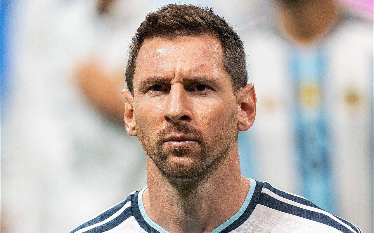 Lionel Messi con la camiseta de la Selección argentina y el brazalete de capitán.