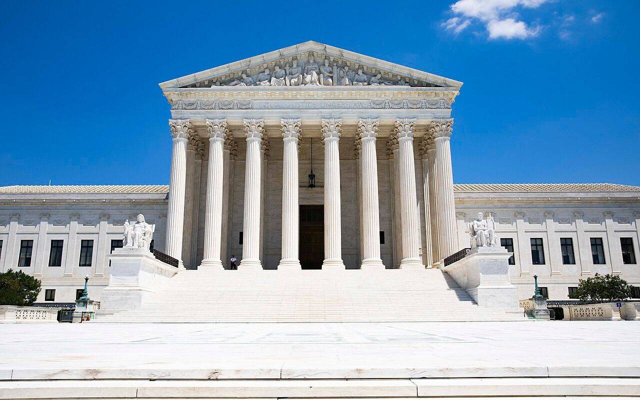 Fachada de la Corte Suprema de Estados Unidos, con sus columnas y escalinata, en Washington D. C.