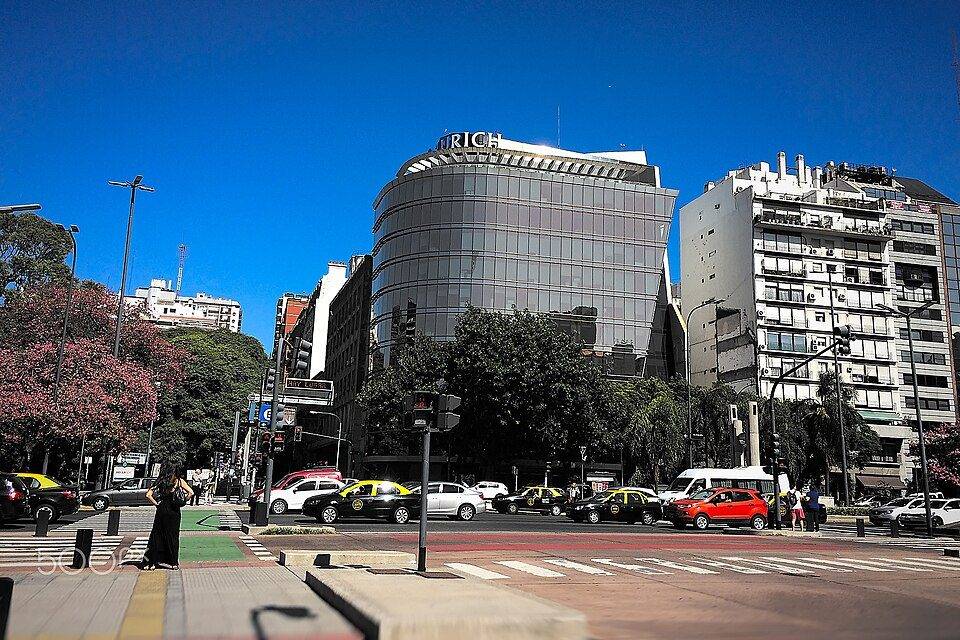 <div class='fn'> Libertad Plaza Building (Carlos Ott, 1999 2000). Headquarters of Zurich Argentina.</div>