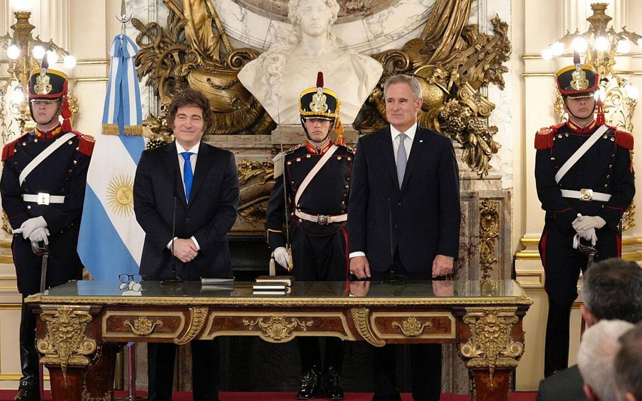 Pablo Quirno junto a Javier Milei y granaderos en un salón oficial.