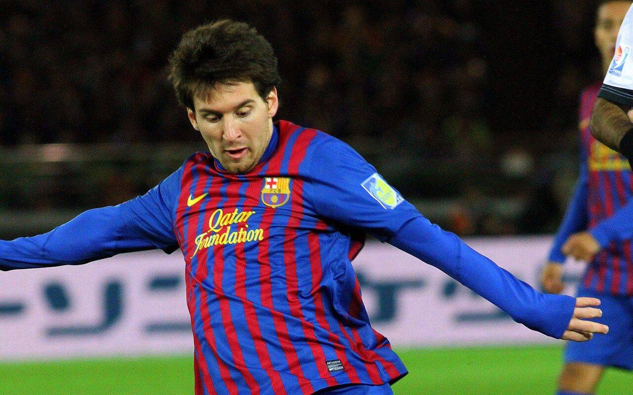 Lionel Messi golpea la pelota durante un partido con el FC Barcelona.