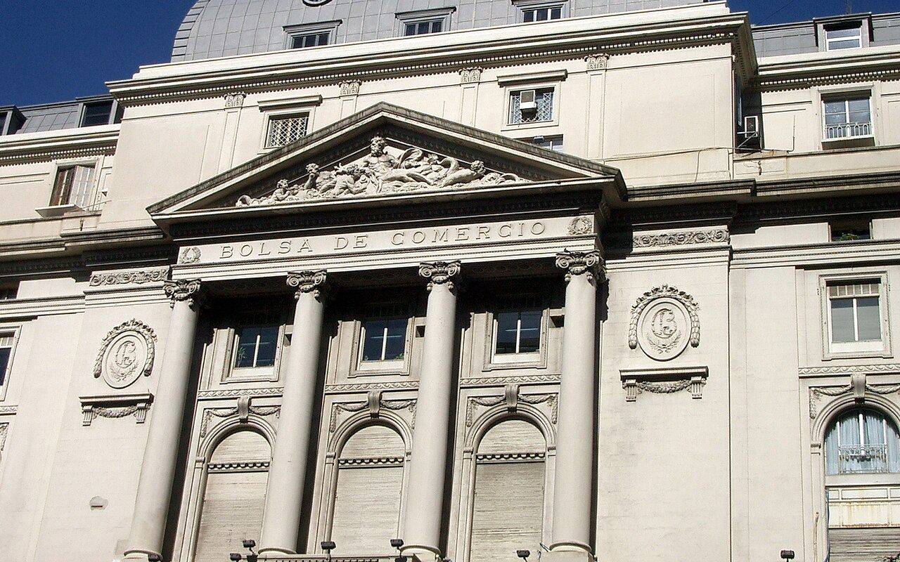 Fachada de la Bolsa de Comercio de Buenos Aires, con sus columnas y frontón.