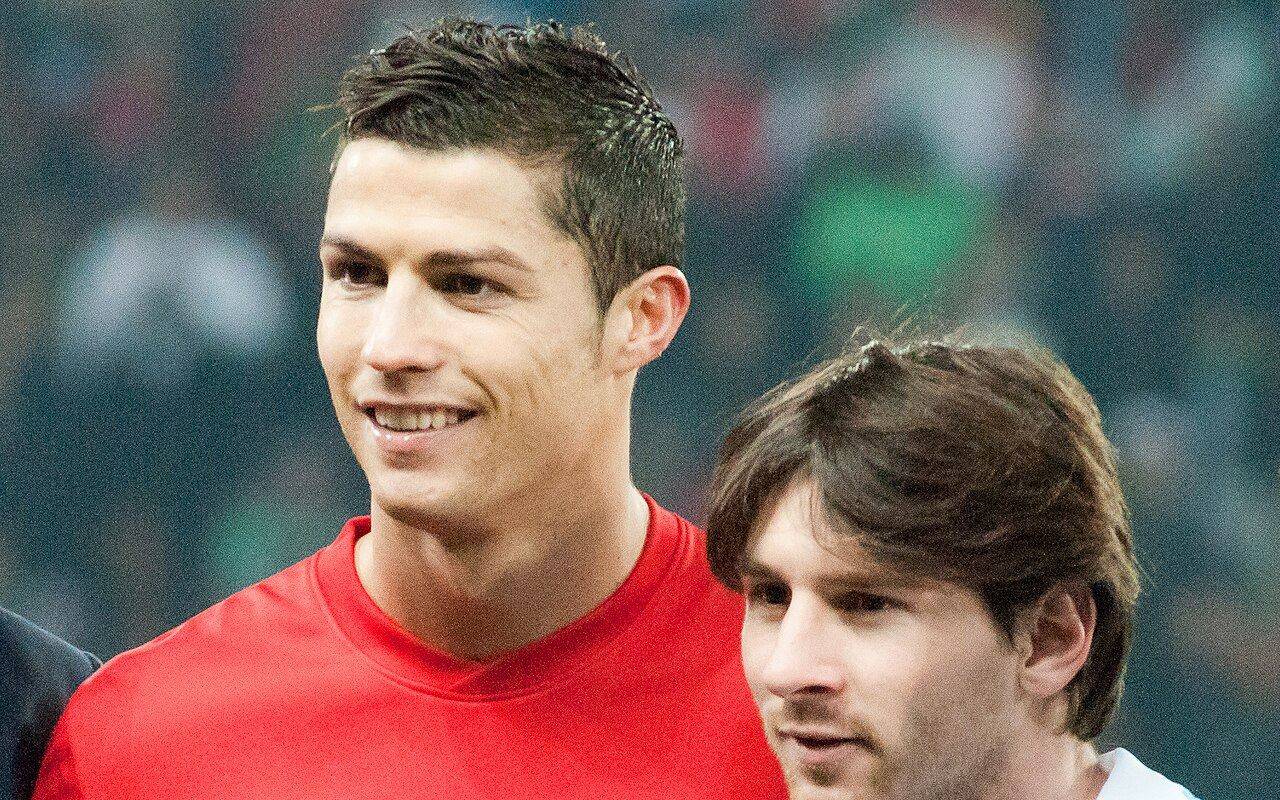 Cristiano Ronaldo y Lionel Messi juntos vistiendo las camisetas de Portugal y Argentina