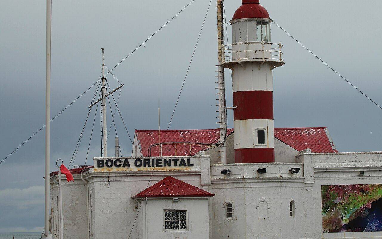 Faro e instalación estatal con la bandera chilena en el Estrecho de Magallanes