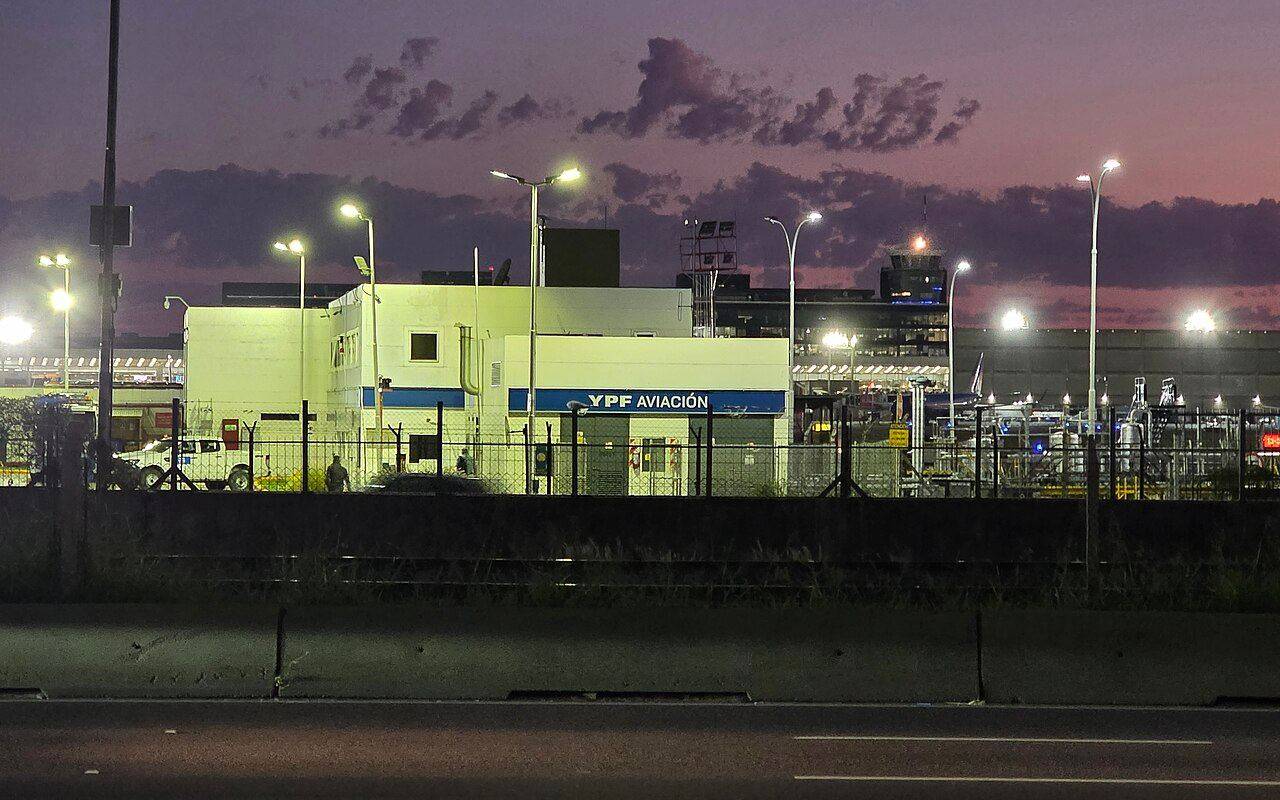 Instalaciones de YPF Aviación al amanecer