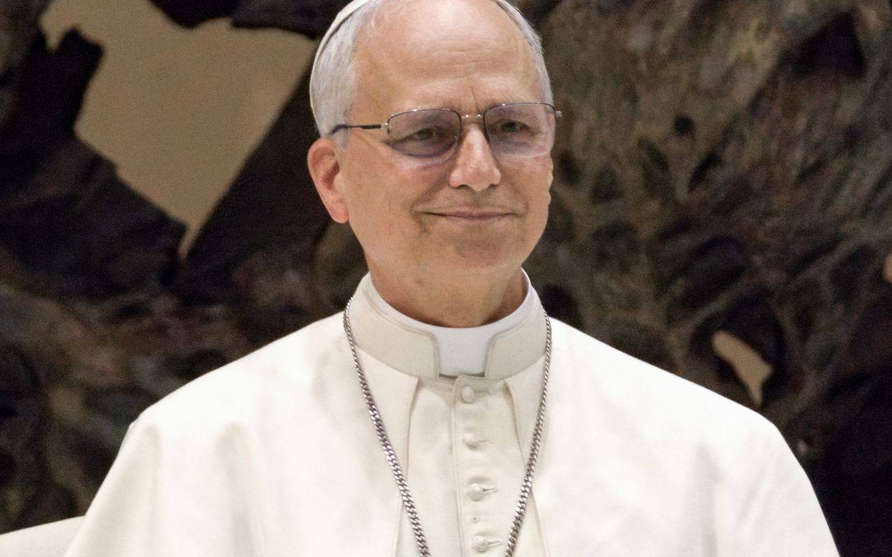 Retrato de medio cuerpo del Papa León XIV sonriendo