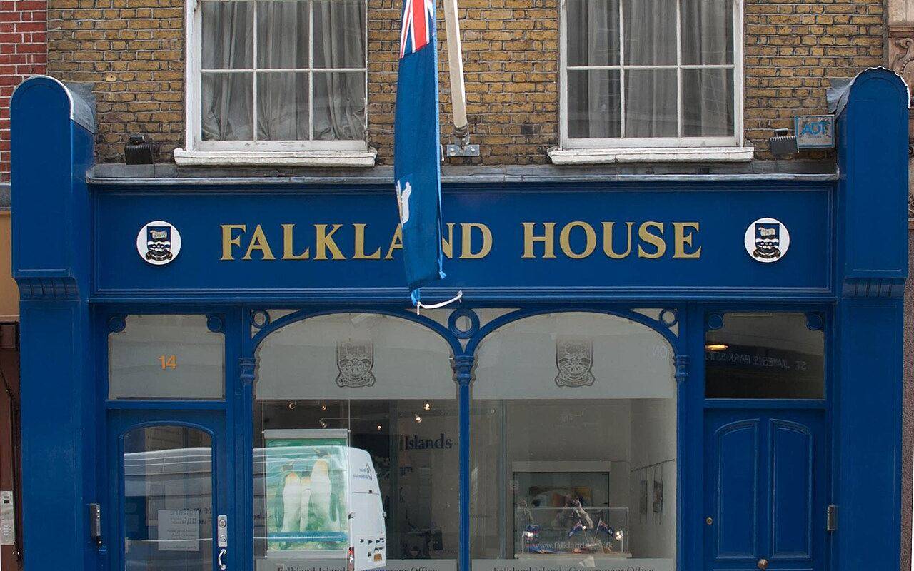 Fachada de la Falkland House en Londres con bandera británica