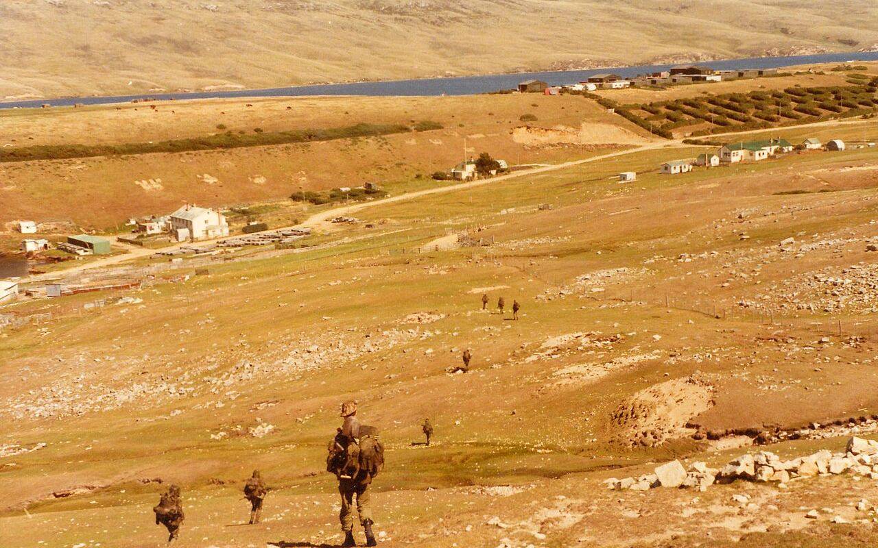 Soldados británicos realizando ejercicios militares en las Islas Malvinas